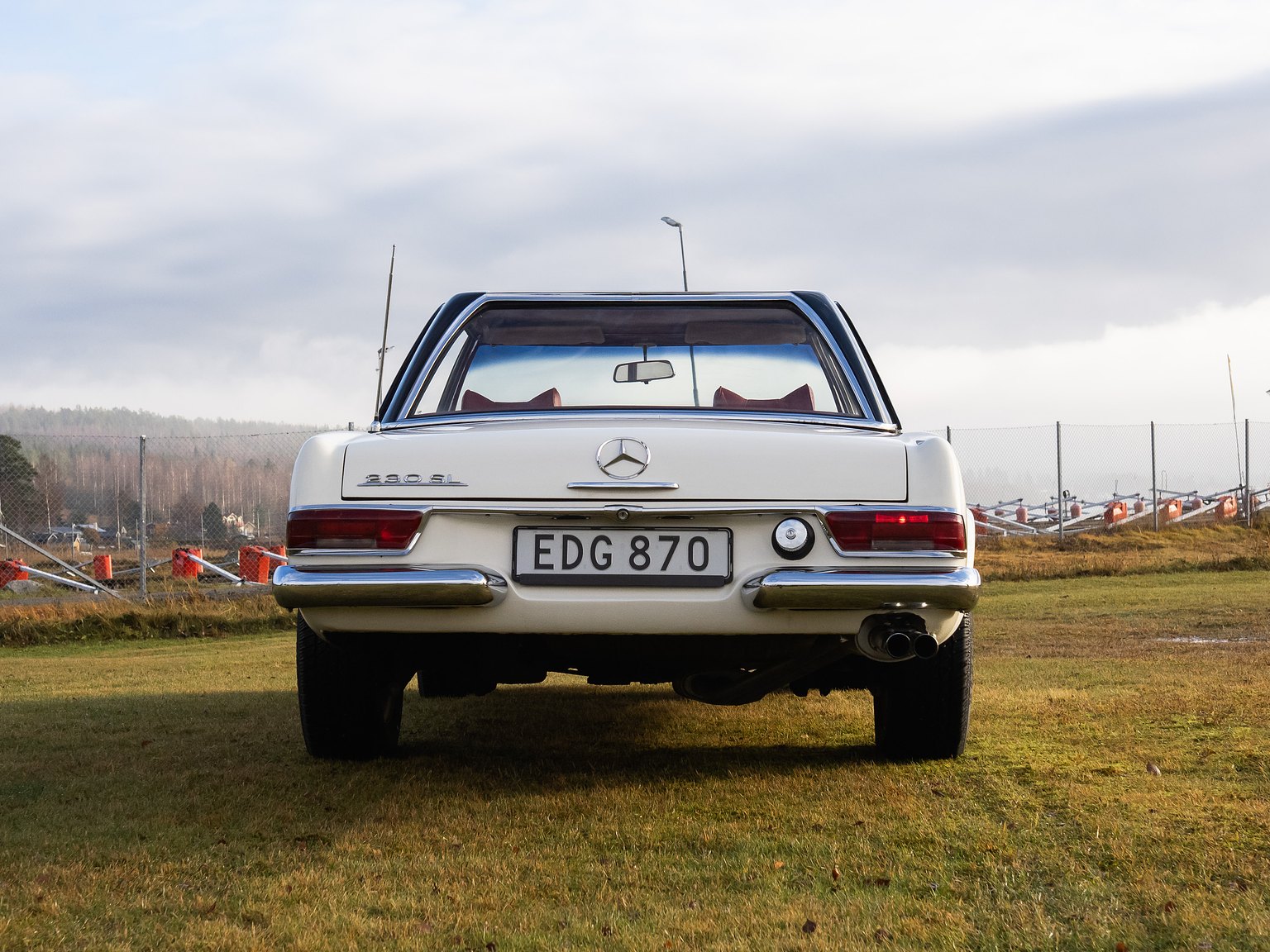 Exteriörbild på 1966 Mercedes-Benz 230 SL "Pagoda"