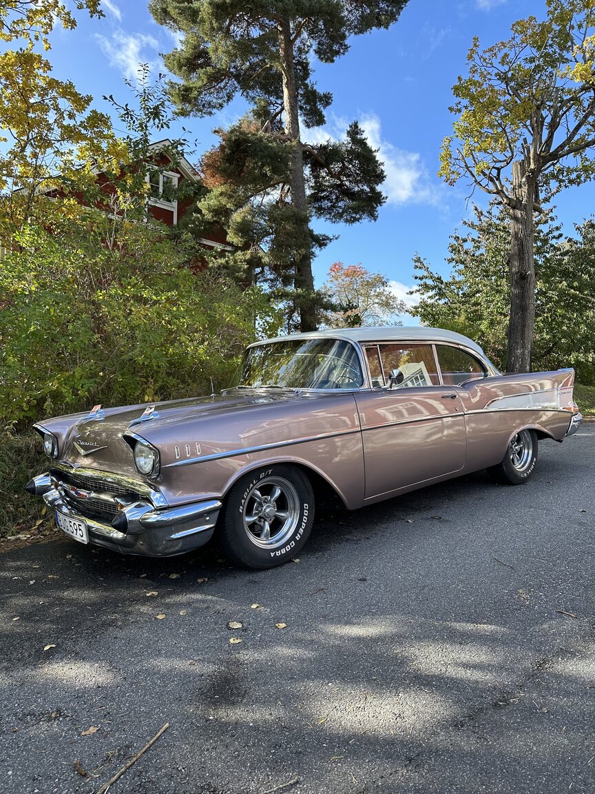 Aussenfoto 1957 Chevrolet Two-Ten Restomod (16)