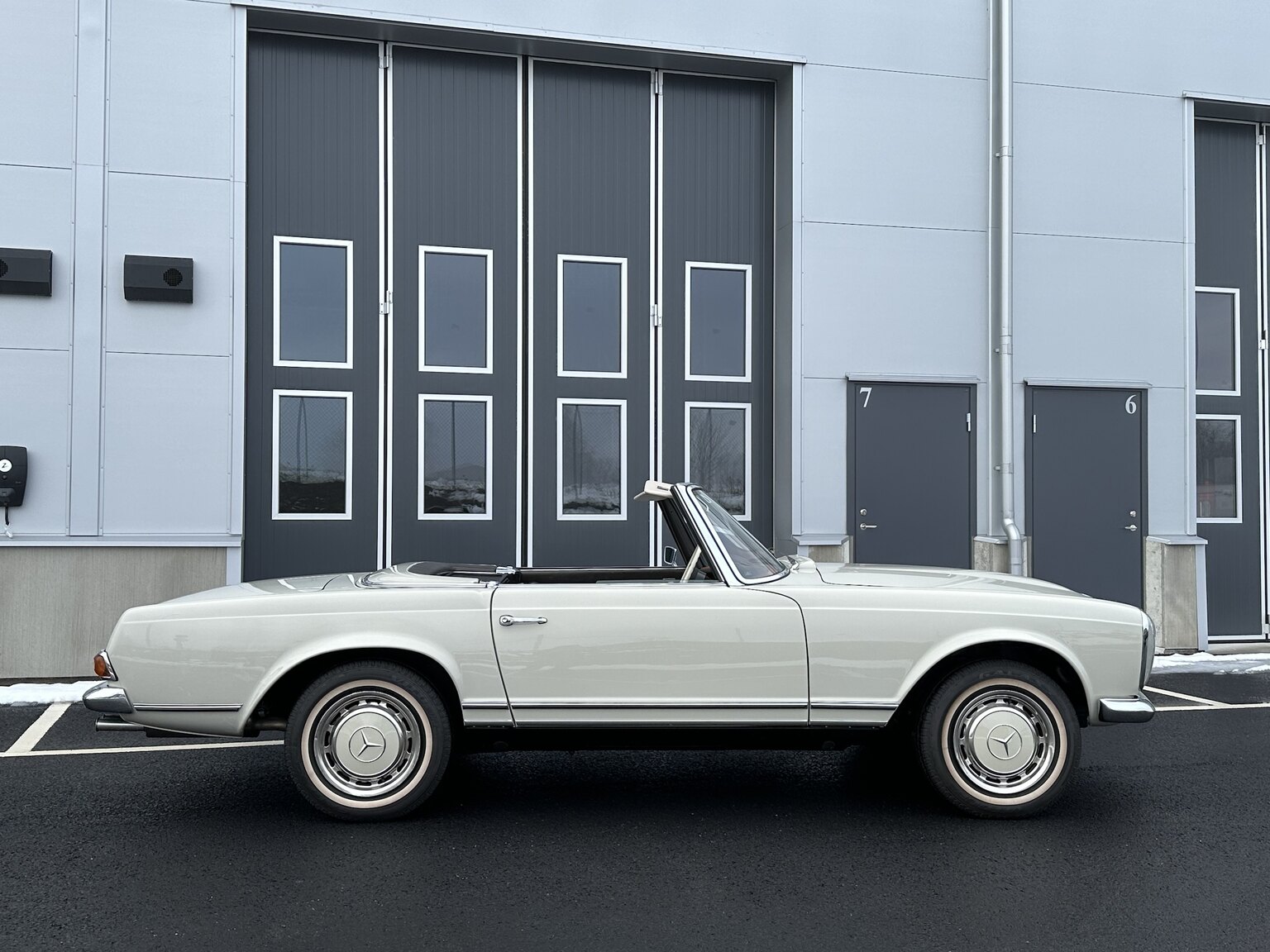 Exterior image of 1968 Mercedes Benz SL 280 Pagoda