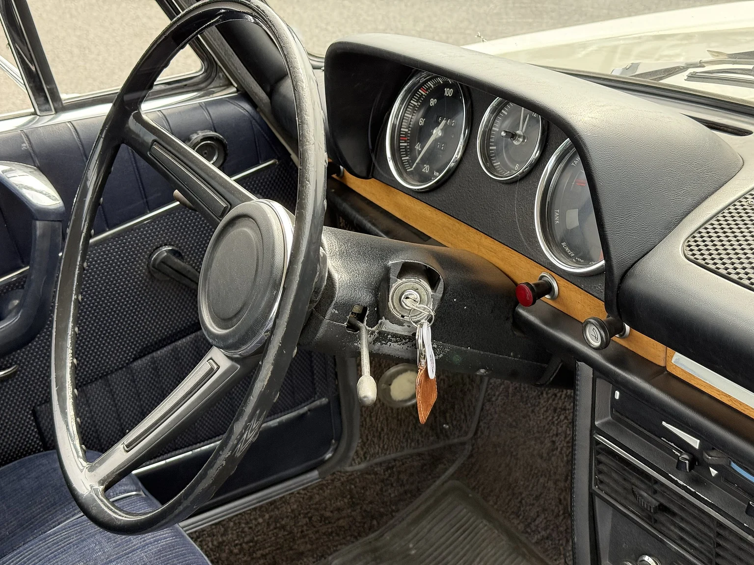 Innenraumfoto von 1970 BMW New Class 4-dörrars Sedan (15)