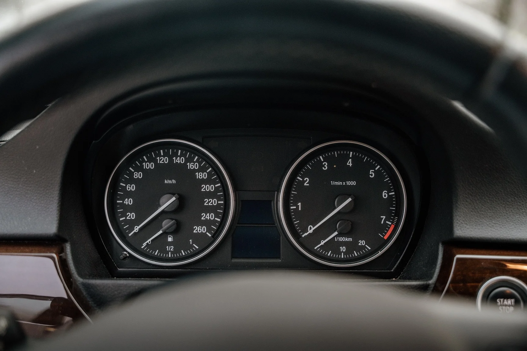 Interior image of 2010 BMW 325i Sedan (13)