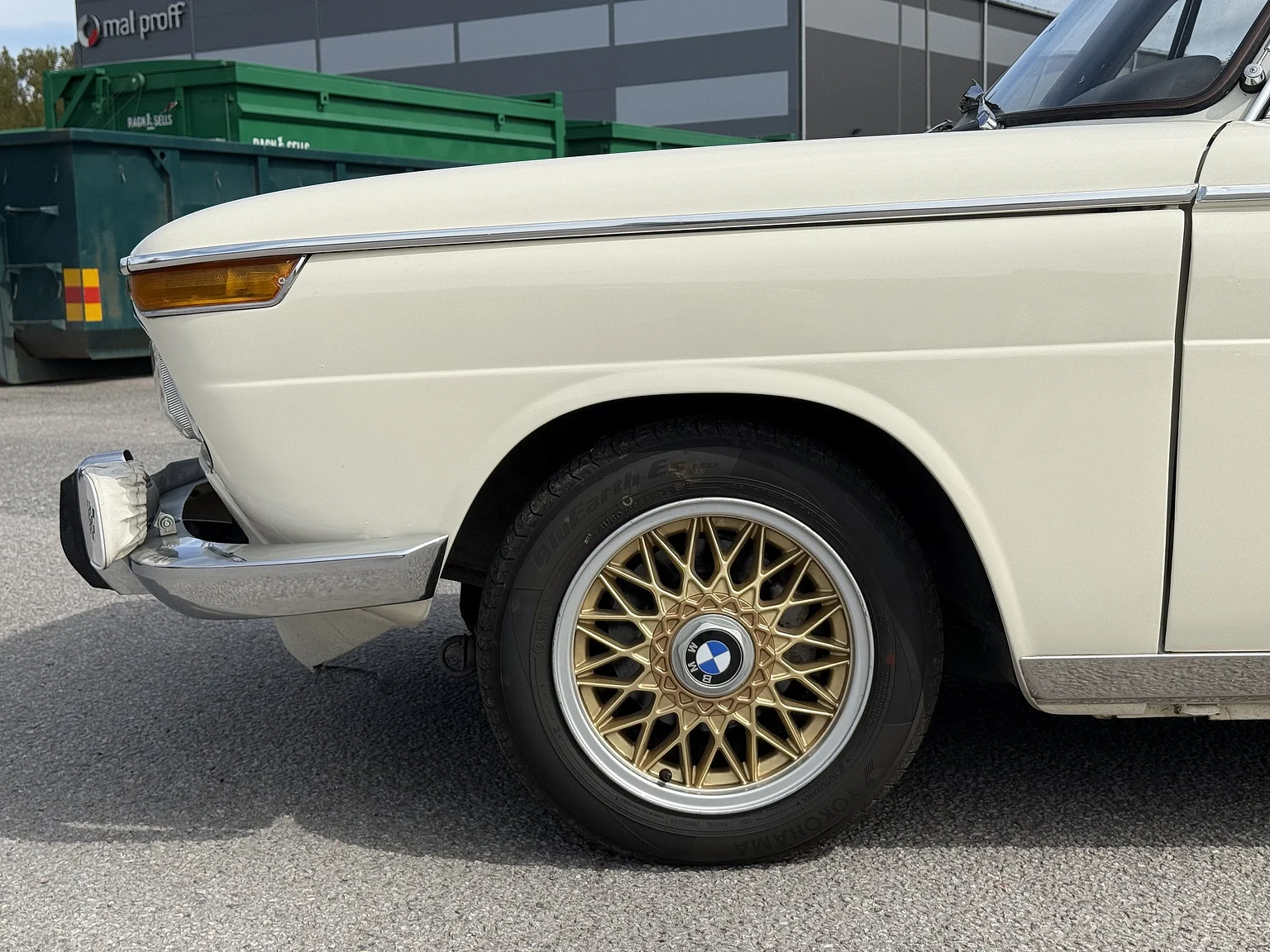 Exterior image of 1970 BMW New Class 4-dörrars Sedan (12)