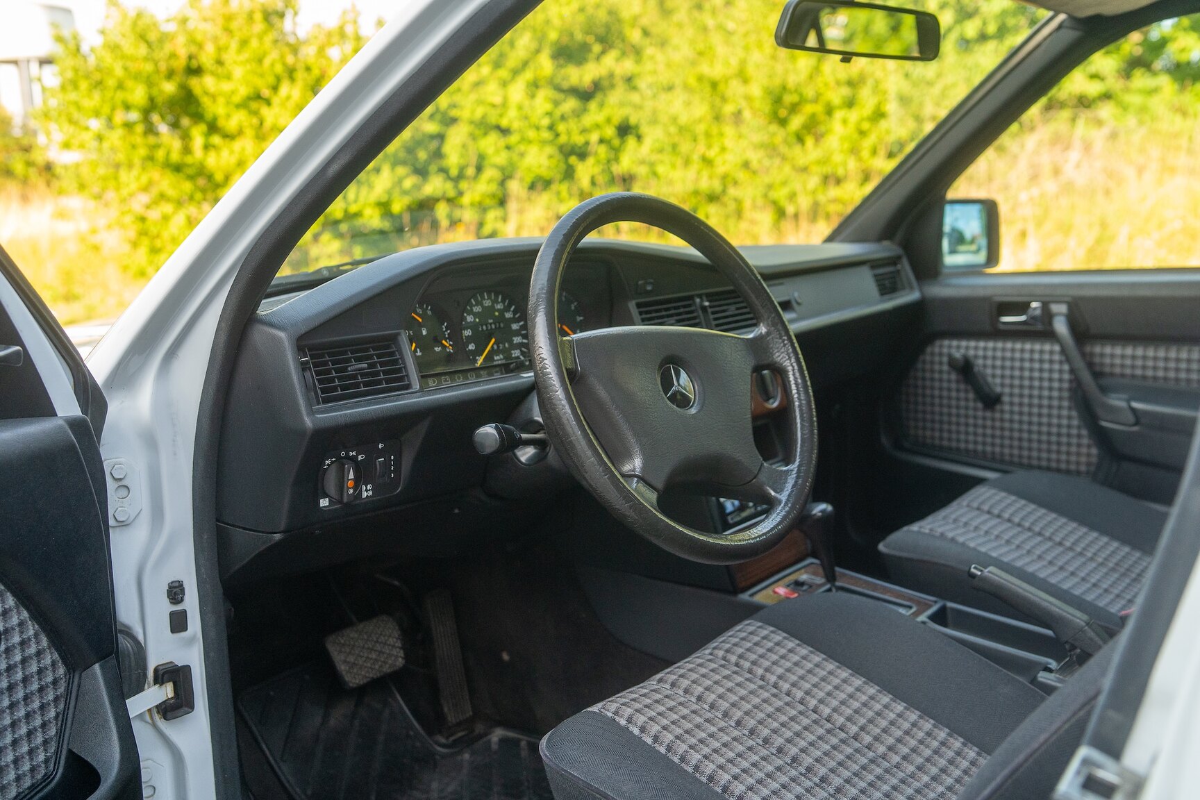 Interiörbild 1992 Mercedes-Benz 190E "No Reserve Auction"