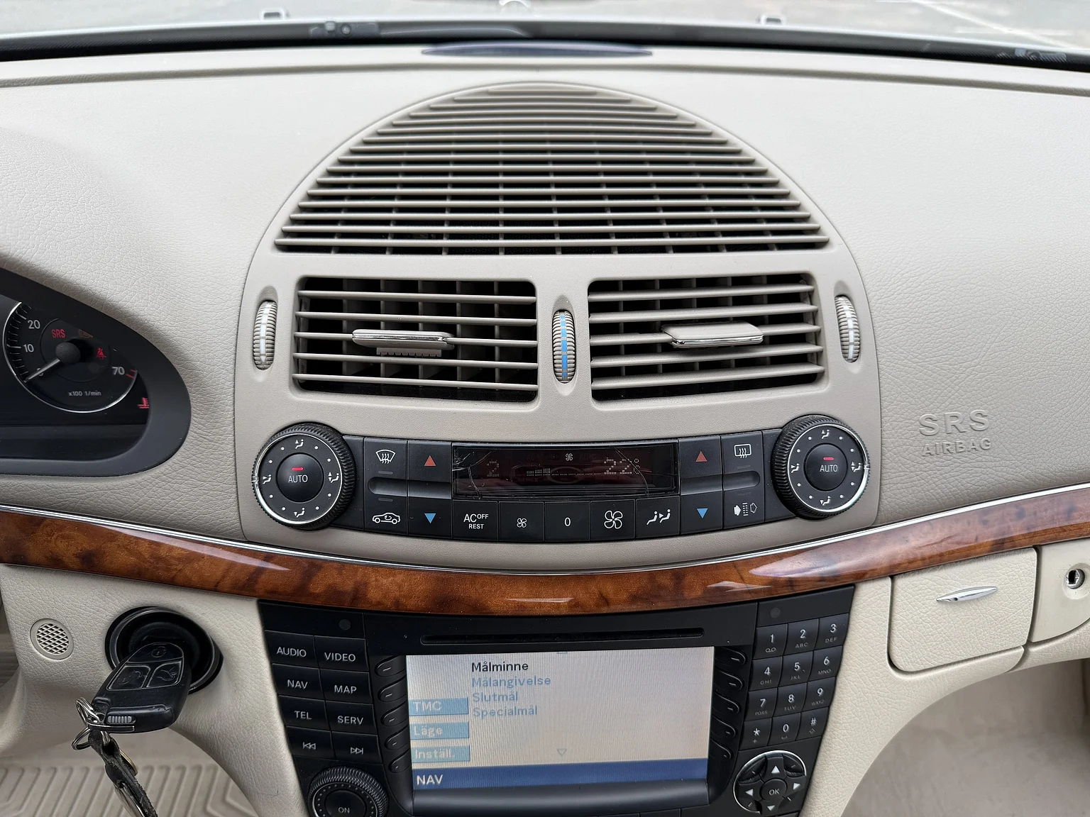 Interiörbild 2004 Mercedes-Benz E 500 7G-Tronic (9)