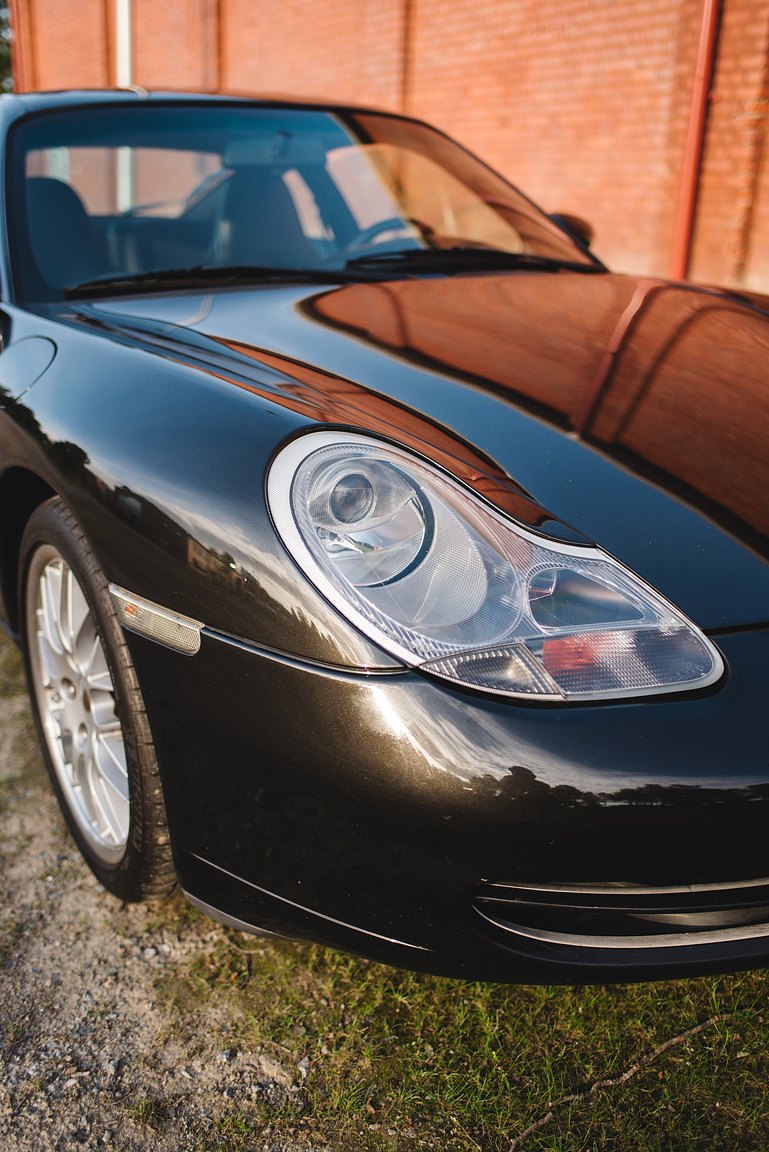 Exterior image of 1998 Porsche 996 Carrera 
