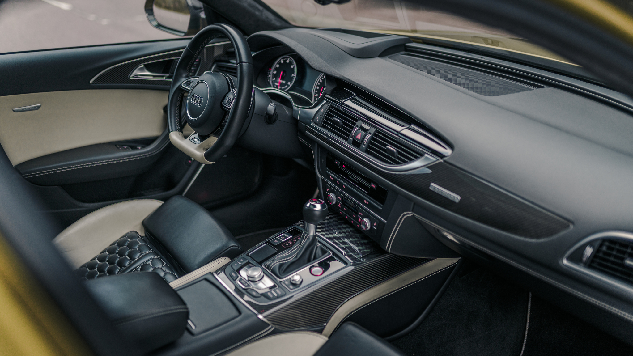 Interior image of 2016 Audi RS6 Avant Exclusive (7)
