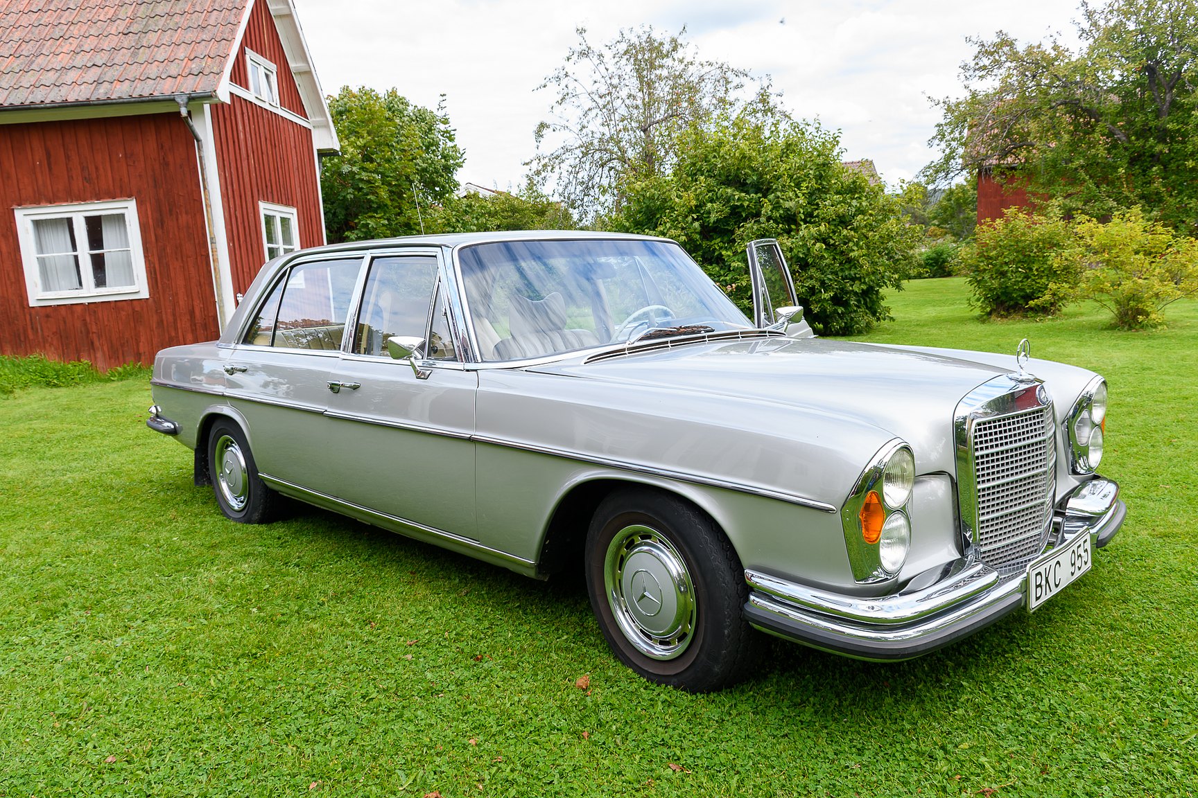 Exterior image of 1969 Mercedes-Benz 300 SEL