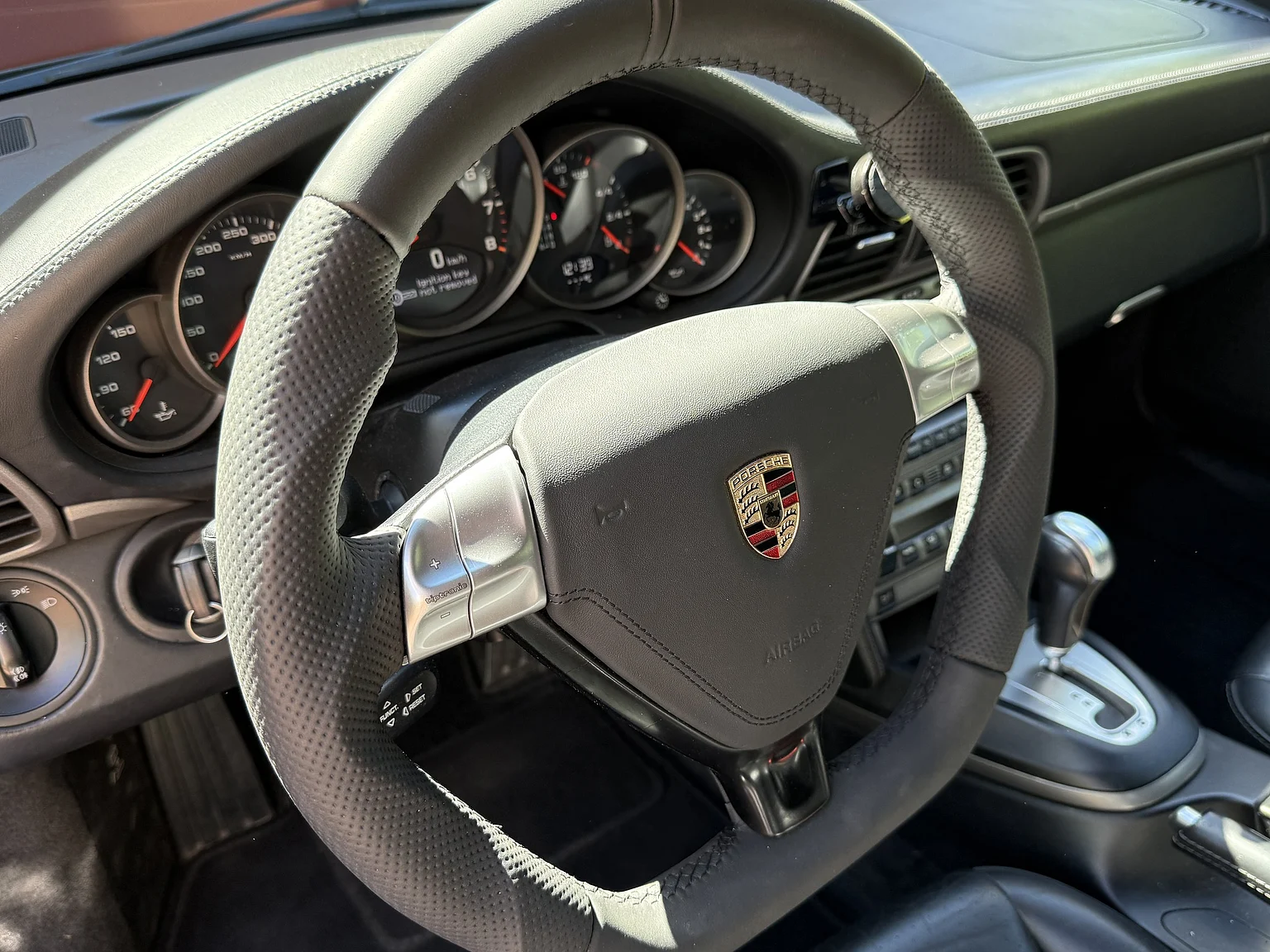 Innenraumfoto von 2008 Porsche 911 Carrera 4 (3)