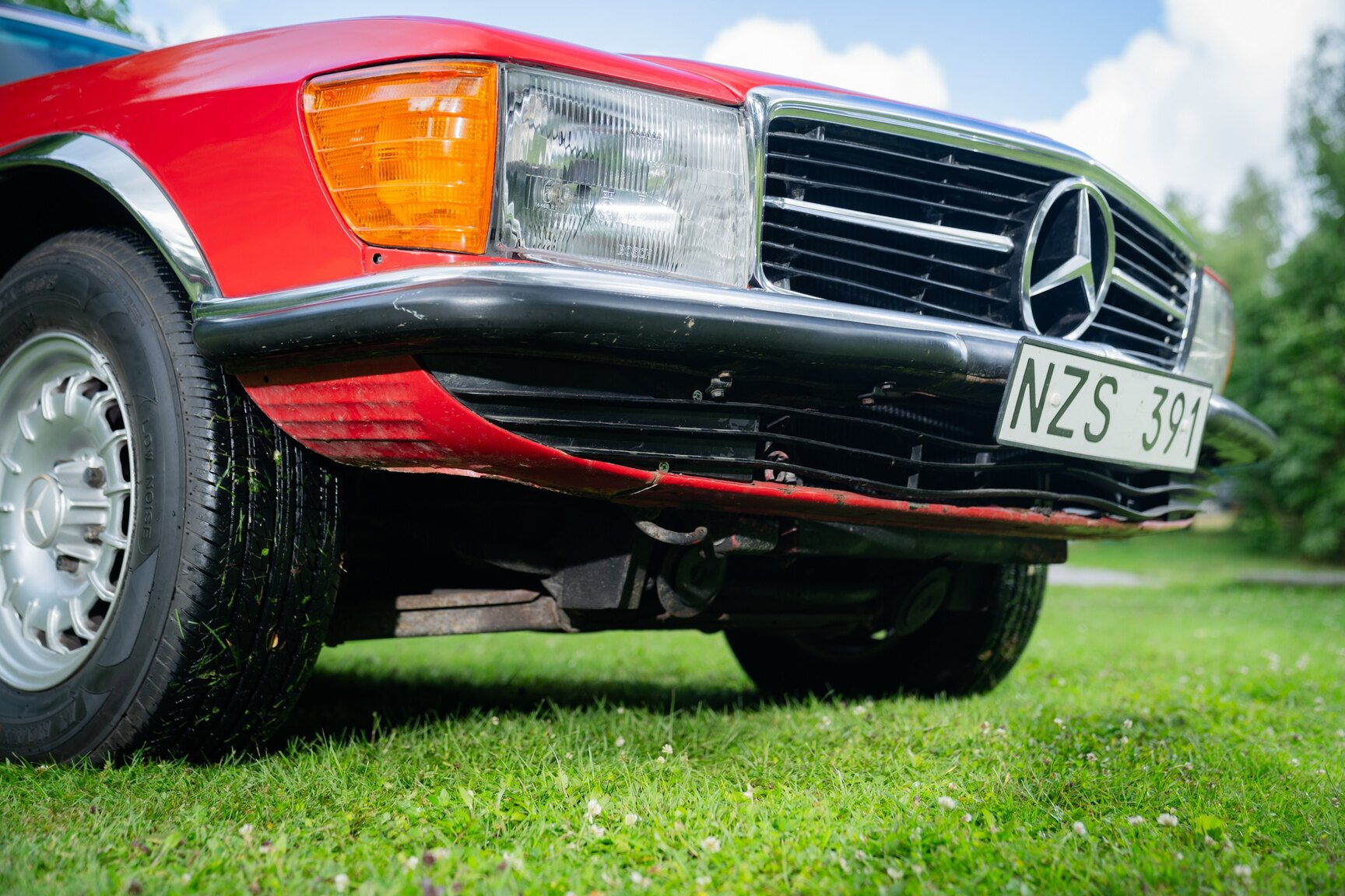 Exterior image of 1975 Mercedes-Benz 350 SLC