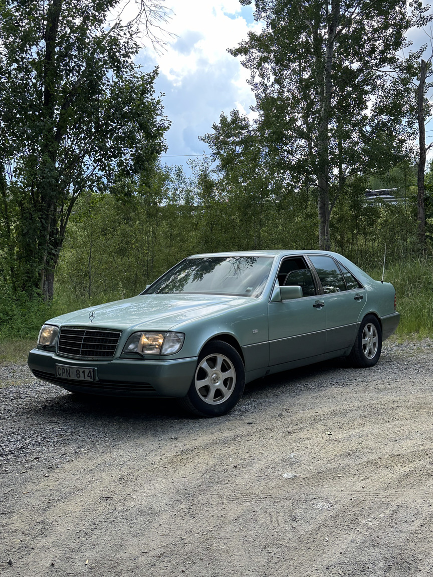 Exterior image of 1992 Mercedes 300 SE (3)