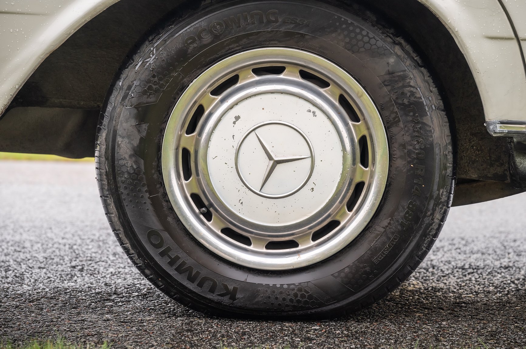 Exterior image of 1985 Mercedes-Benz 200 Automatic