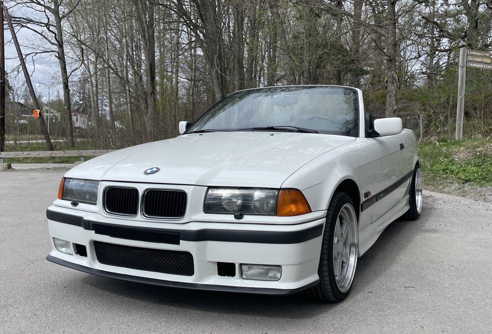 Exterior image of 1995 BMW 328 iA Convertible