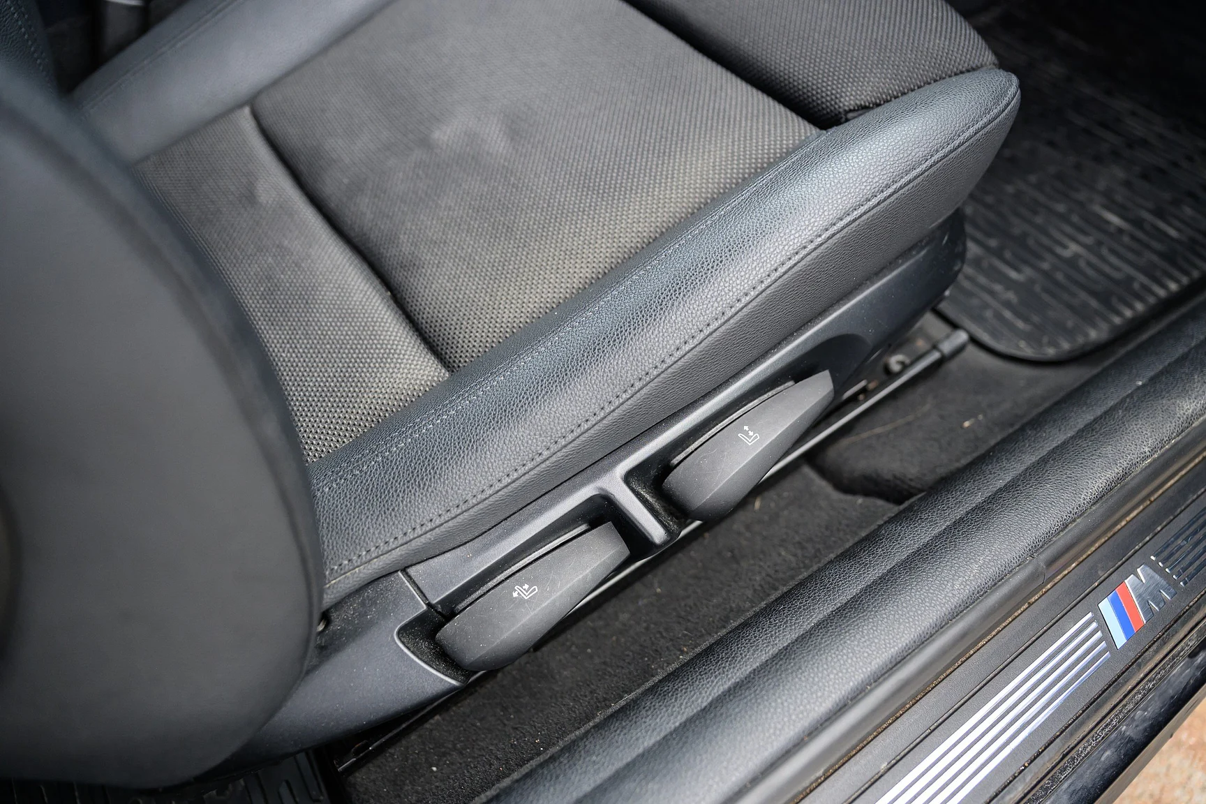 Innenraumfoto von 2007 2007 BMW 130i M Sport (63)