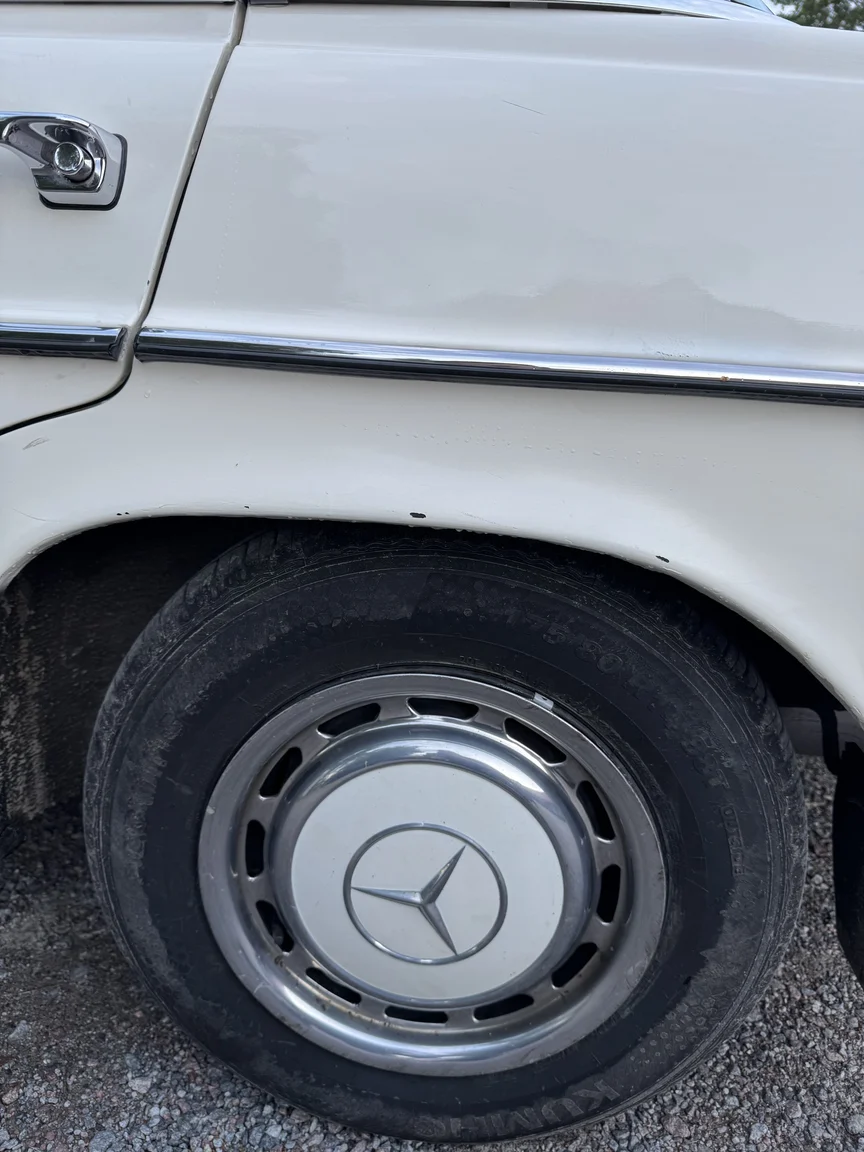 Exteriörbild på 1972 Mercedes-Benz 200 (15)