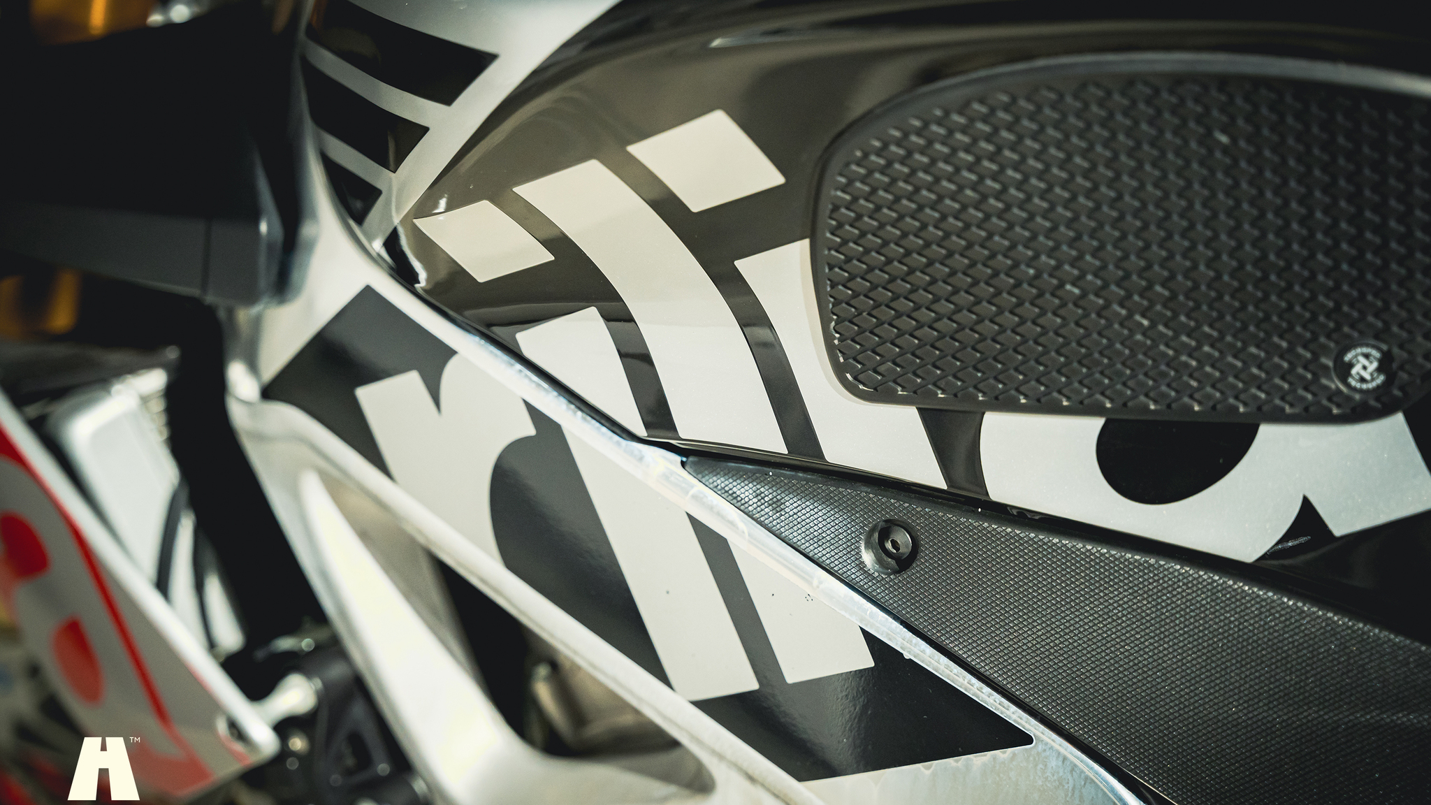 Exterior image of 2016 Aprilia Tuono V4 Factory