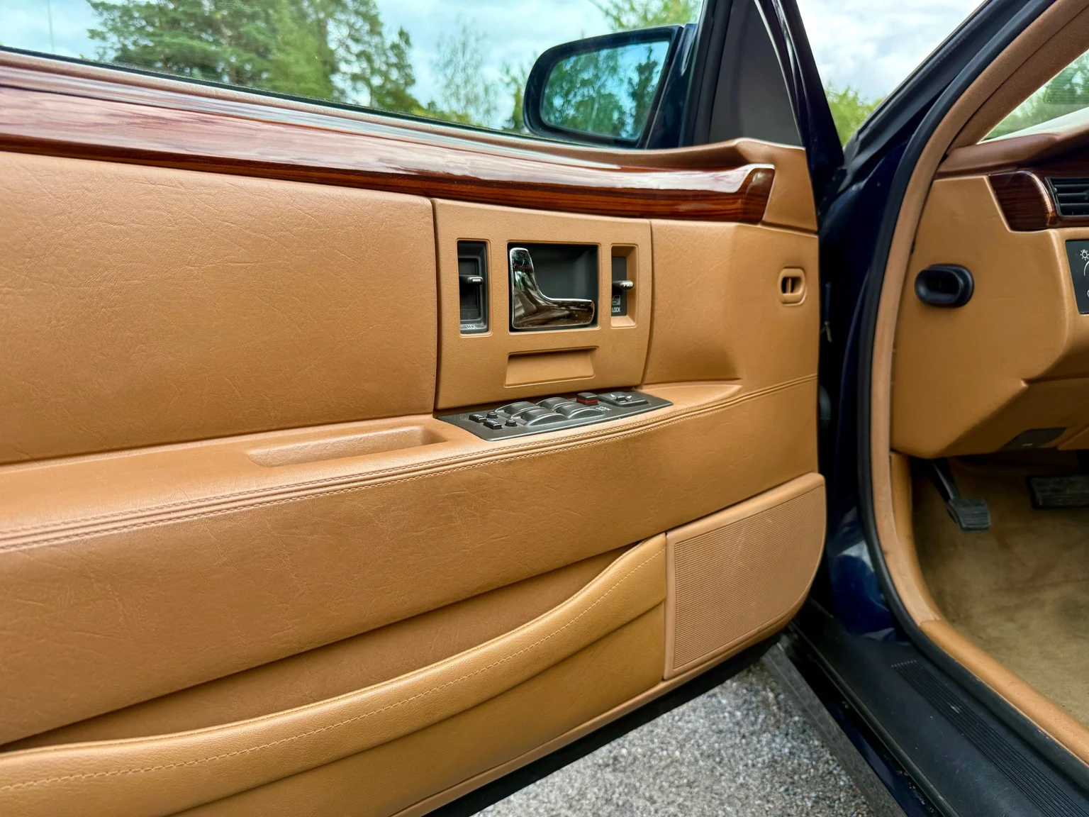 Interior image of 1997 Cadillac STS Seville 4.6 V8 (5)