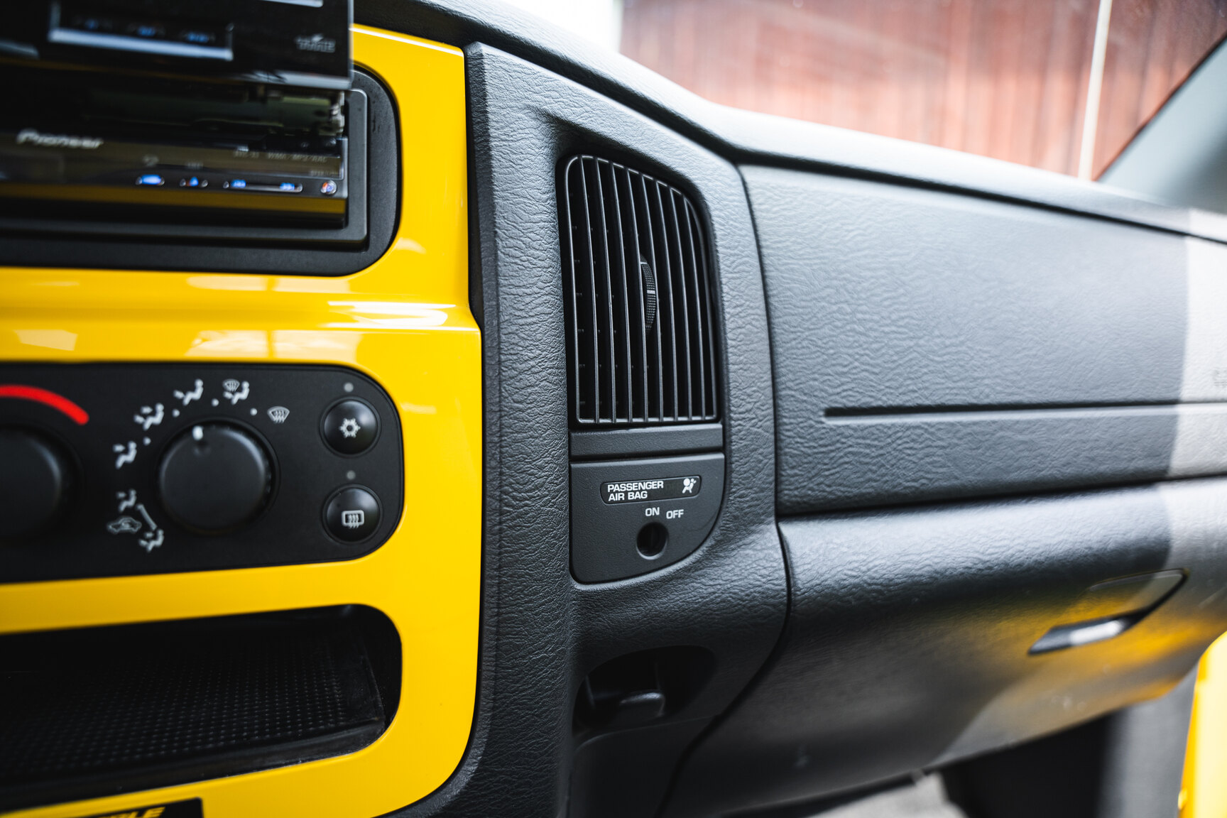 Innenraumfoto von 2005 Dodge Ram 1500 Bumble Bee