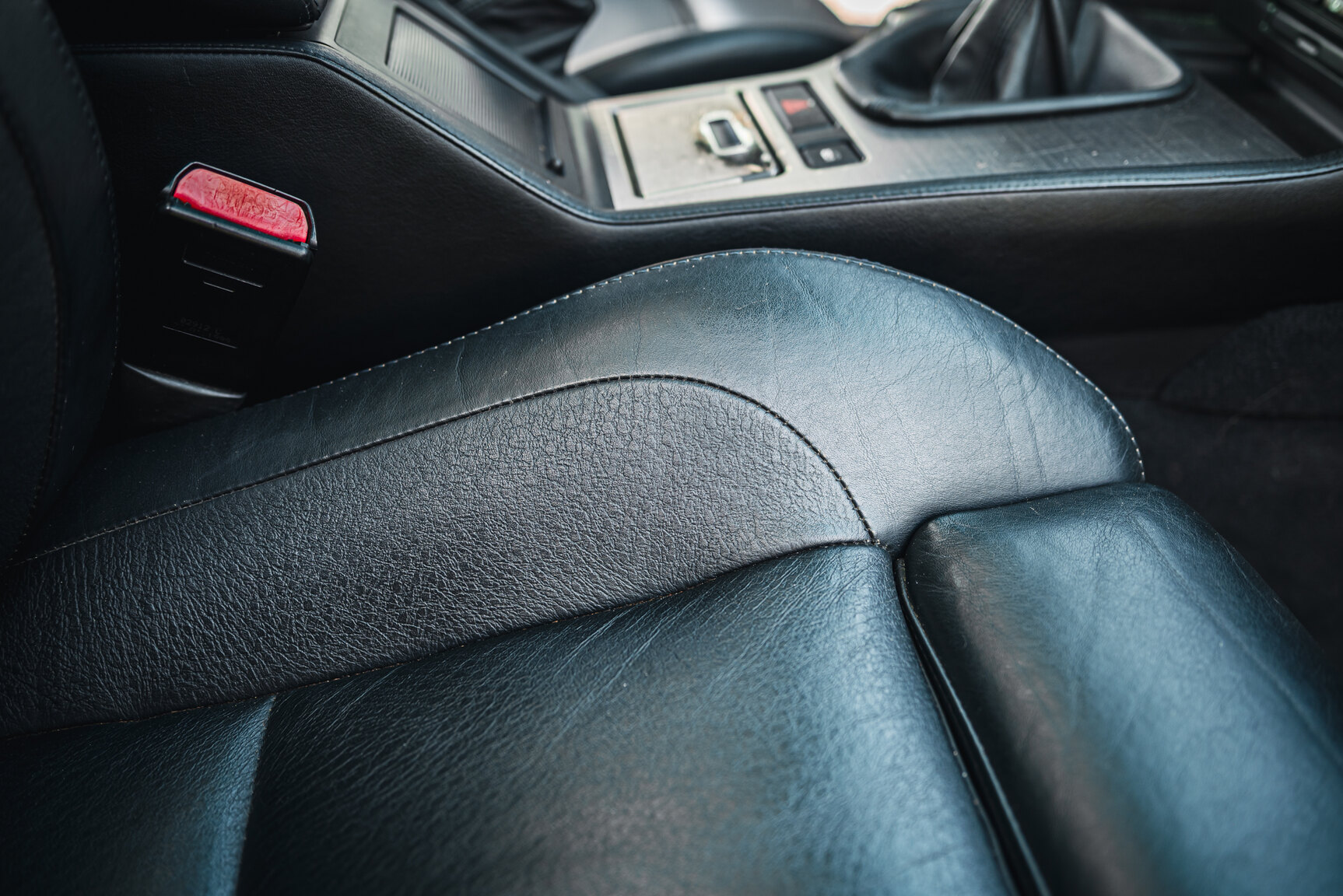 Interior image of 2000 BMW M5 E39