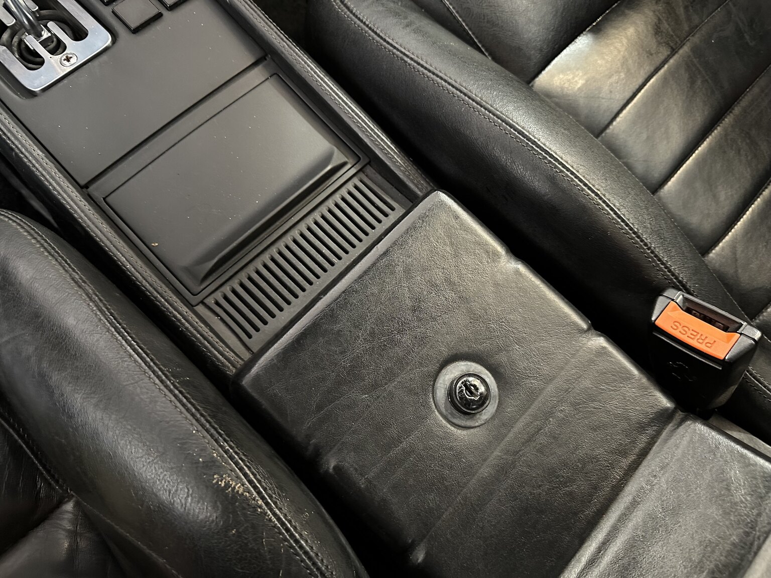Interior image of 1990 Ferrari 348 (27)