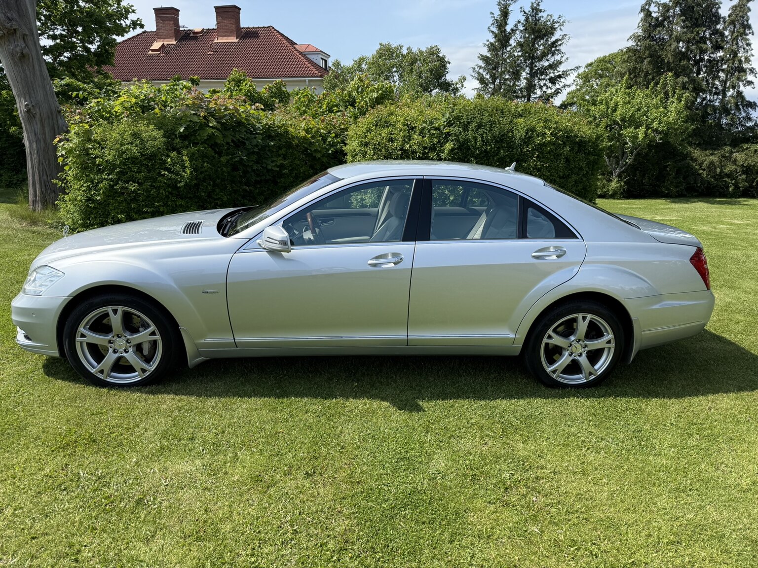 Exterior image of 2011 Mercedes-Benz S 500 4MATIC 