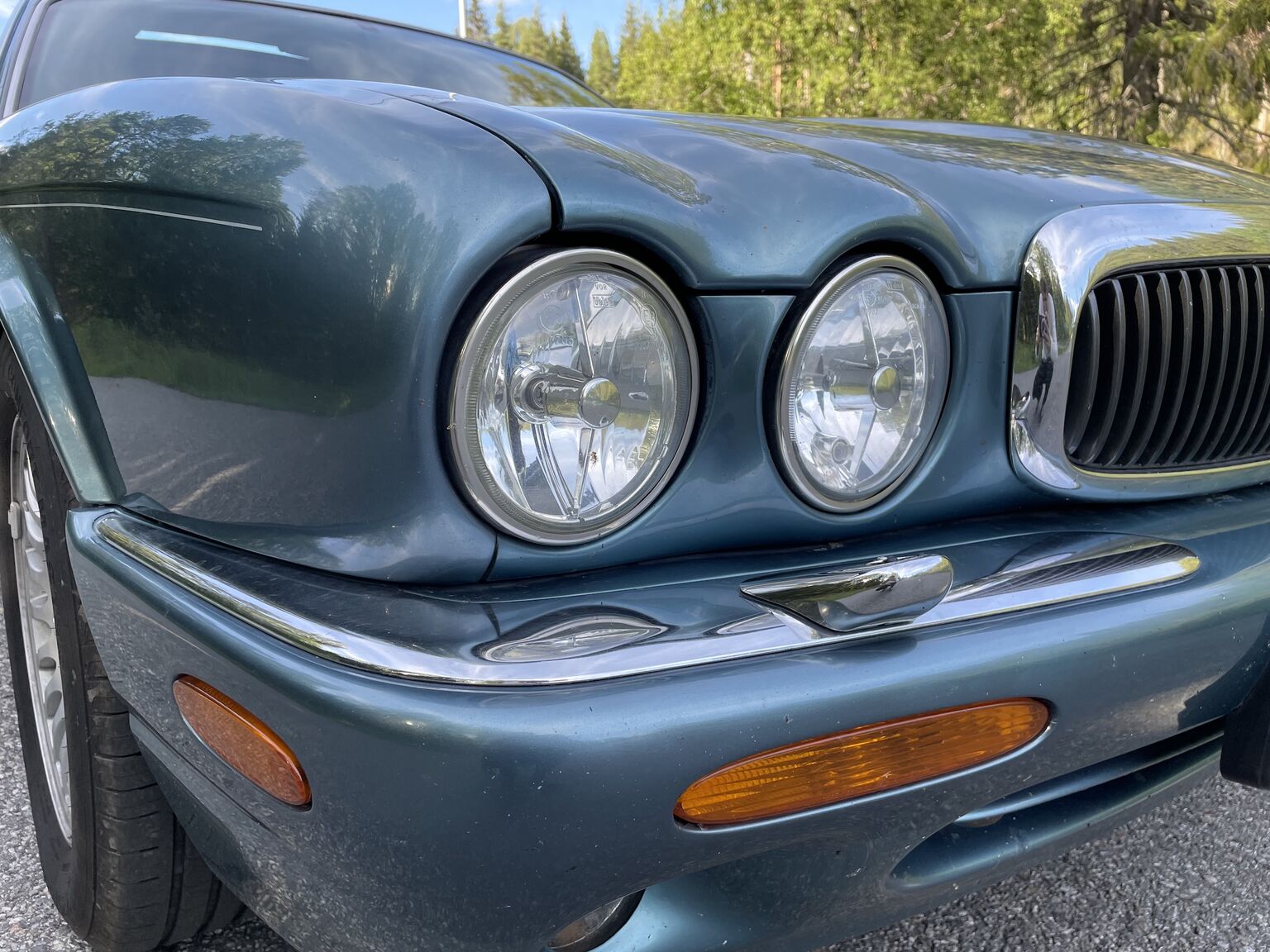 Exterior image of 1998 Jaguar XJ8 Sovereign (21)