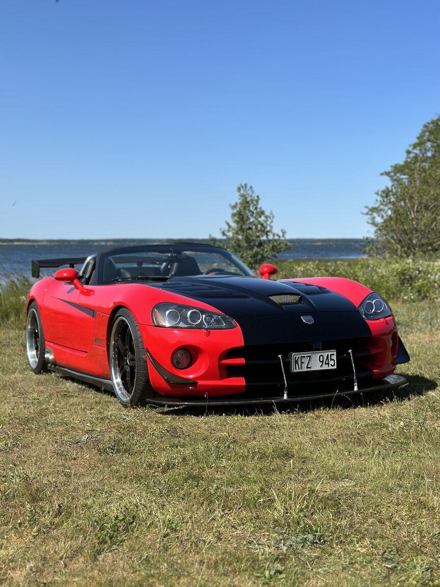 Exterior image of 2004 Dodge Viper SRT-10 (1)