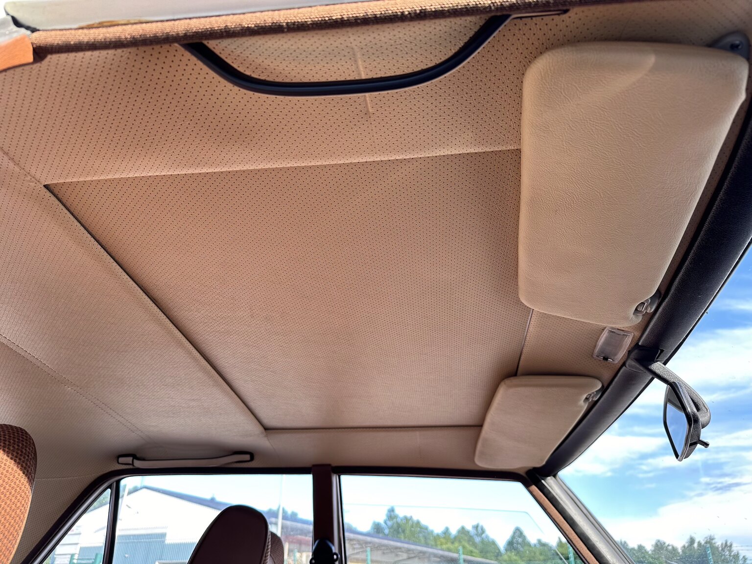 Innenraumfoto von 1975 Mercedes Benz 200