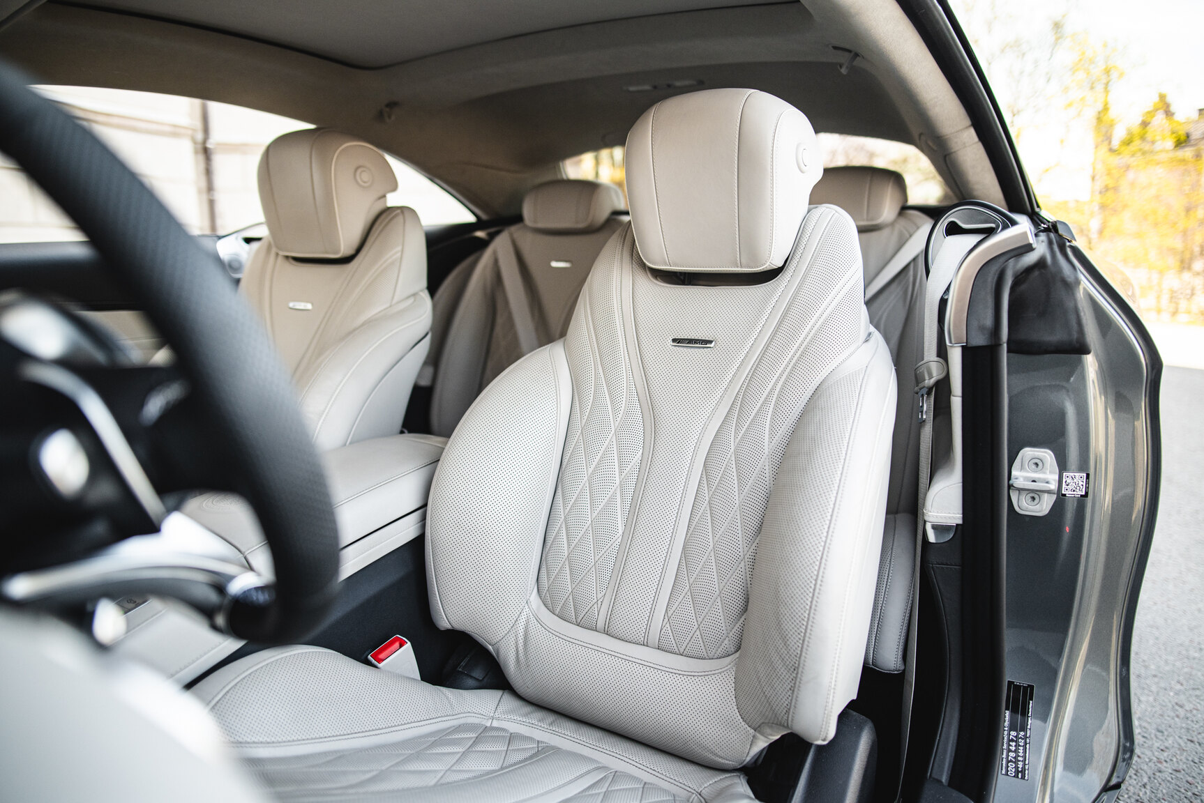 Innenraumfoto von 2016 Mercedes-Benz S63 AMG 4MATIC Coupé