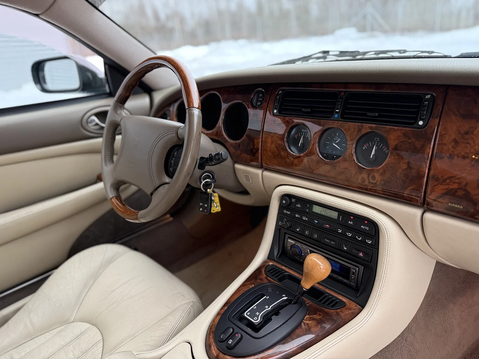 Interior image of 1997 Jaguar XK8 (33)