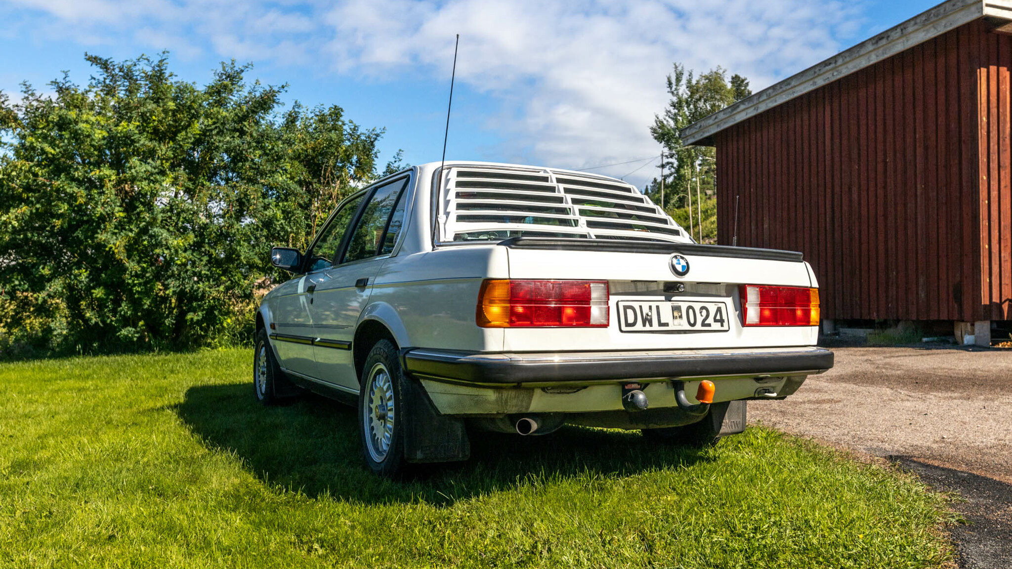 Exteriörbild på 1984 BMW 320i sedan