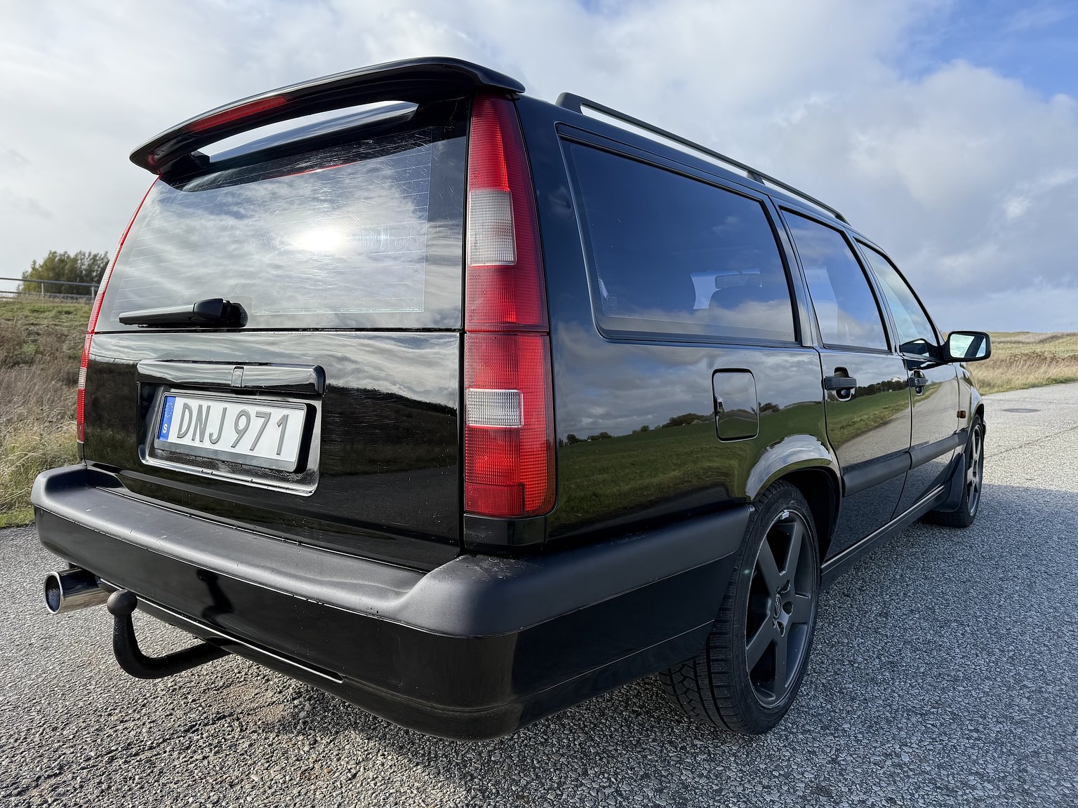 Exterior image of 1995 VOLVO 855 T5R T-5R