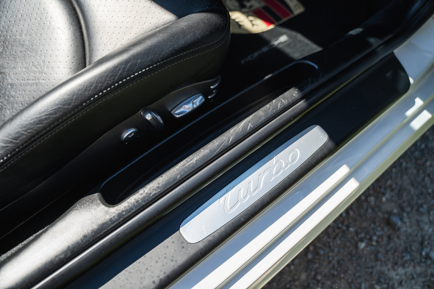 Innenraumfoto von 2008 Porsche 911 Turbo Cabriolet (66)