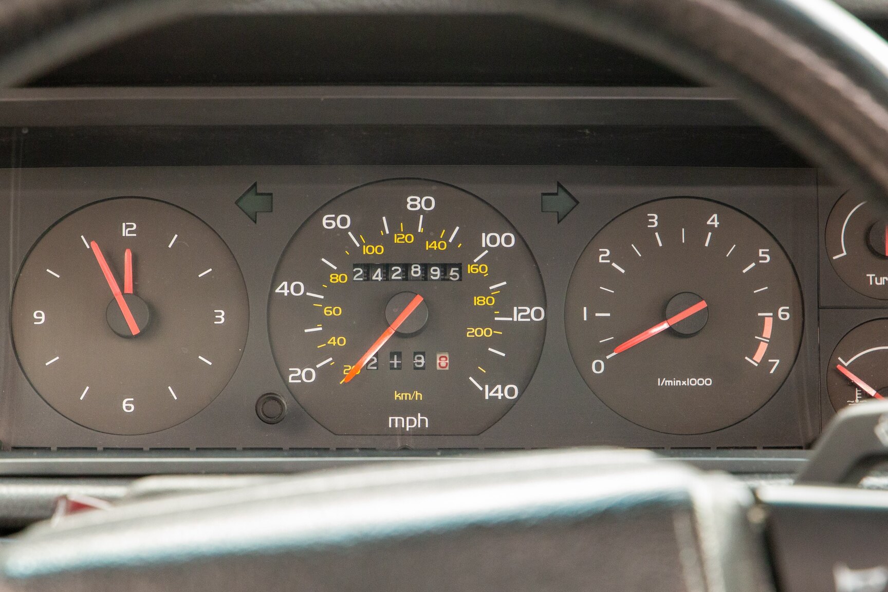 Interior image of 1990 Volvo 745 Turbo (20)