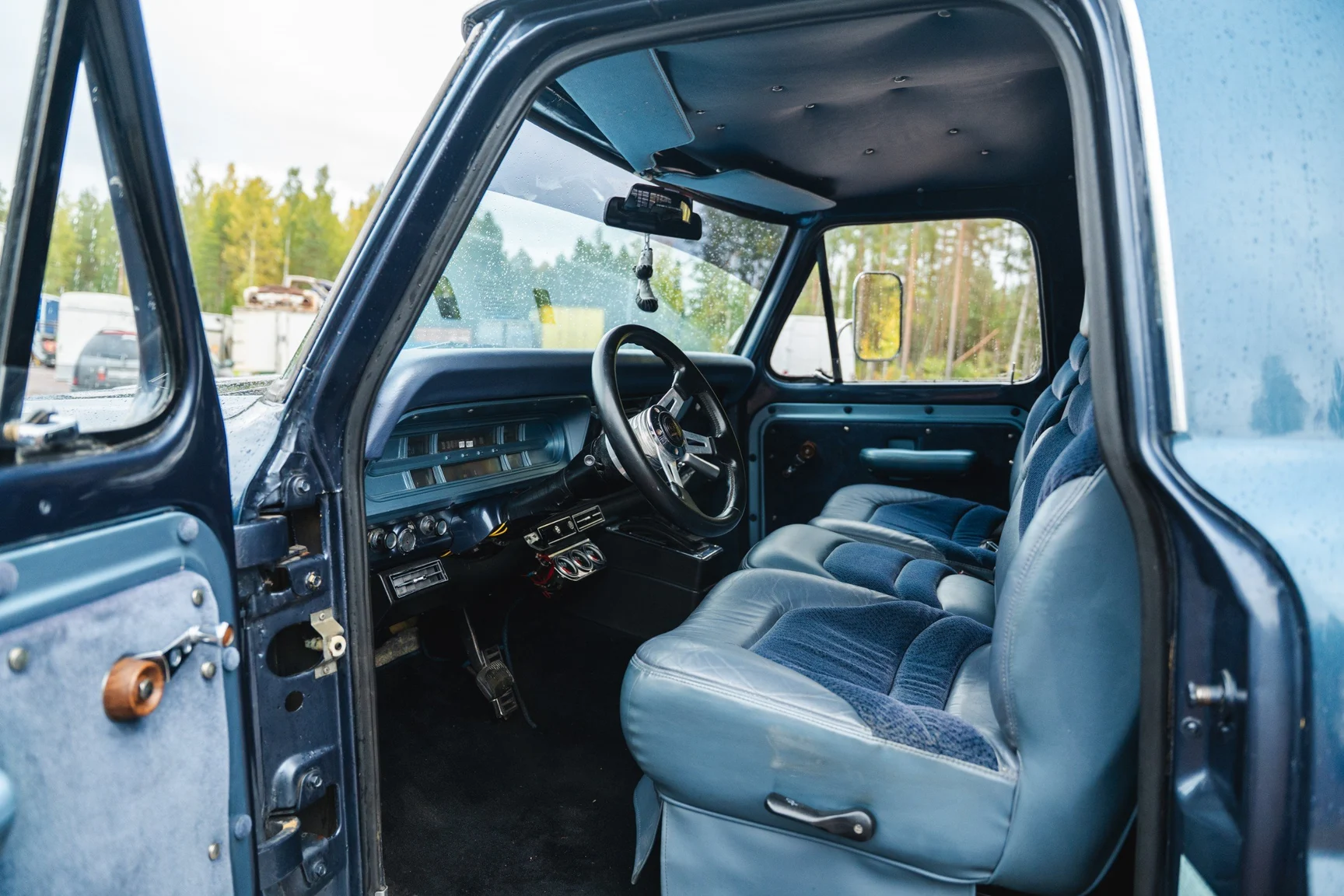 Interior image of 1972 Ford F-250 Enkelhytt 5.9 V8 Cruise-O-Matic Wheeler Dealers-projekt (1)