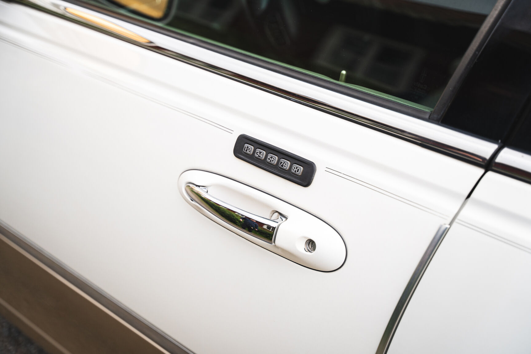 Exterior image of 2003 Lincoln Town Car
