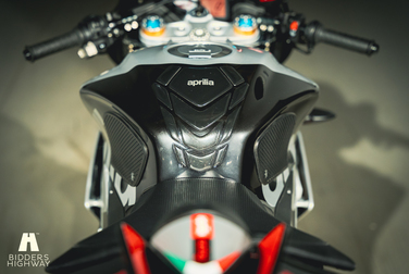 Exterior image of 2016 Aprilia Tuono V4 Factory