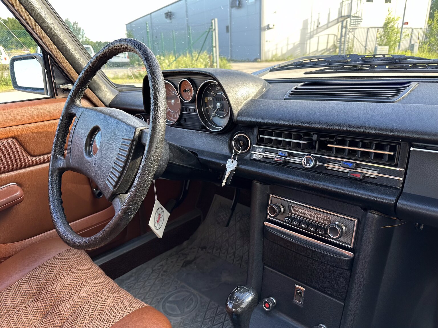 Innenraumfoto von 1975 Mercedes Benz 200
