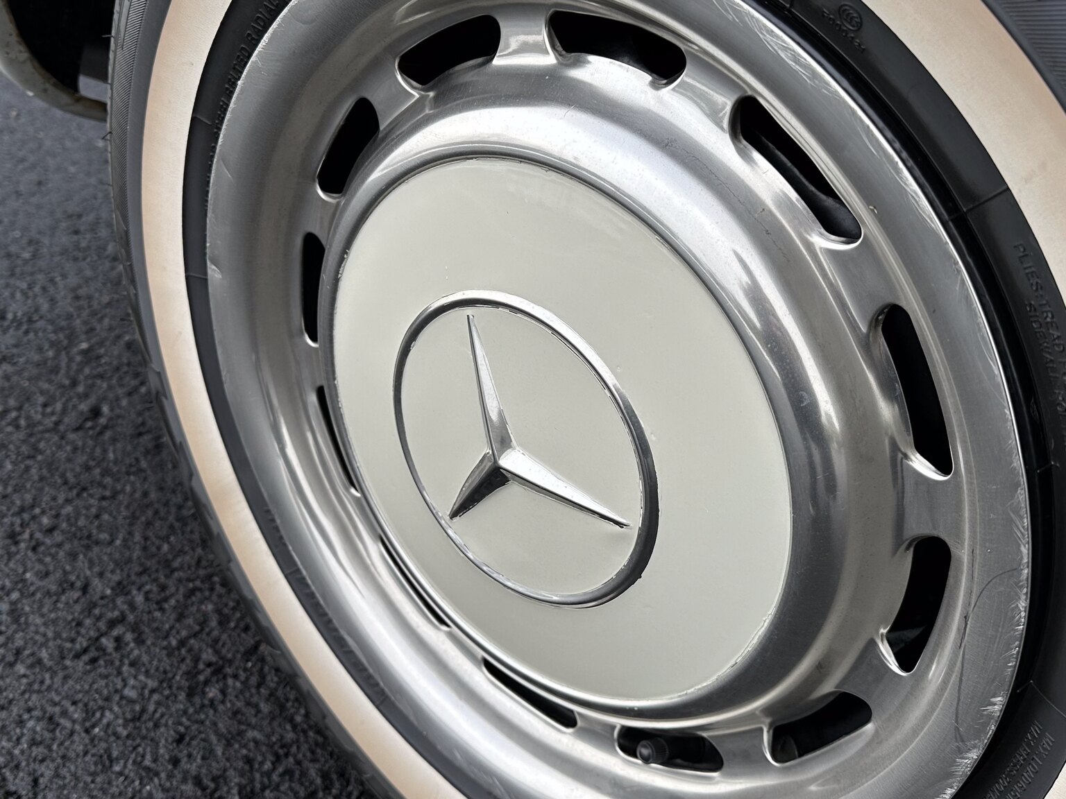 Exterior image of 1968 Mercedes Benz SL 280 Pagoda