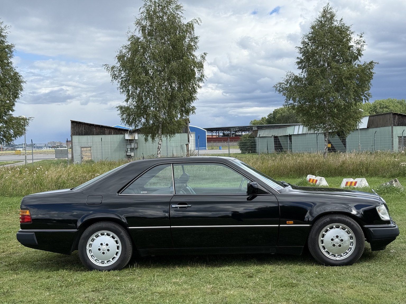 Exterior image of 1990 Mercedes-Benz 300CE-24
