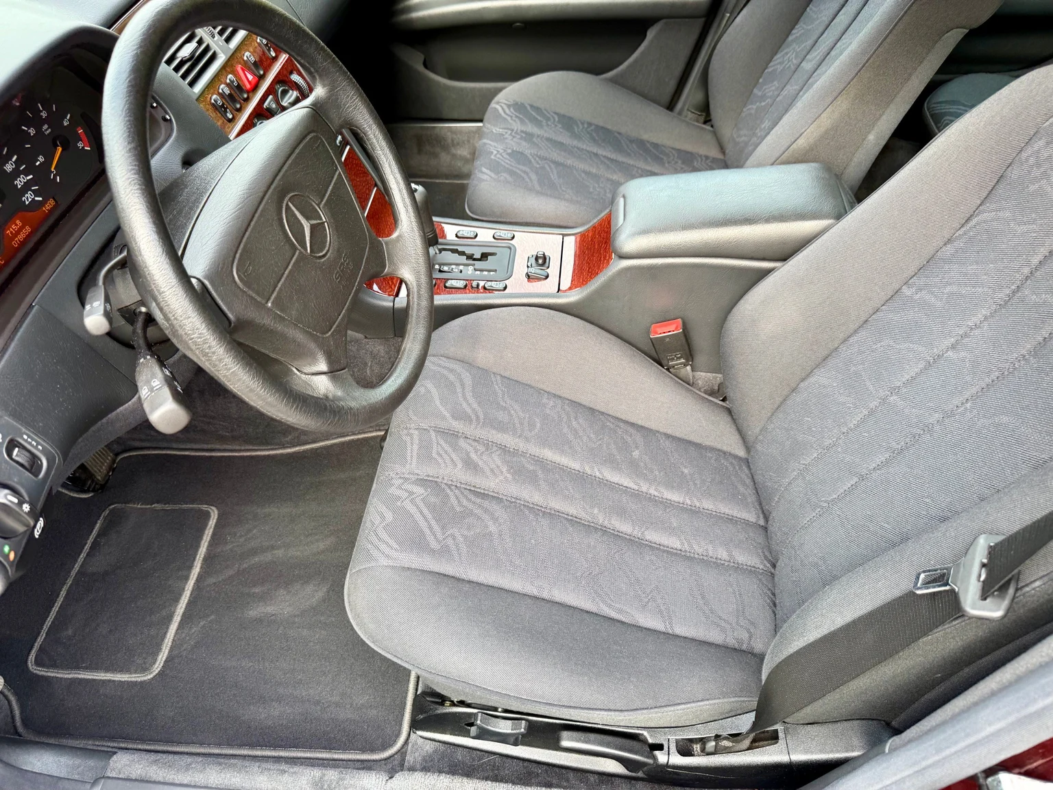 Interior image of 1997 Mercedes-Benz E 290 TD (10)