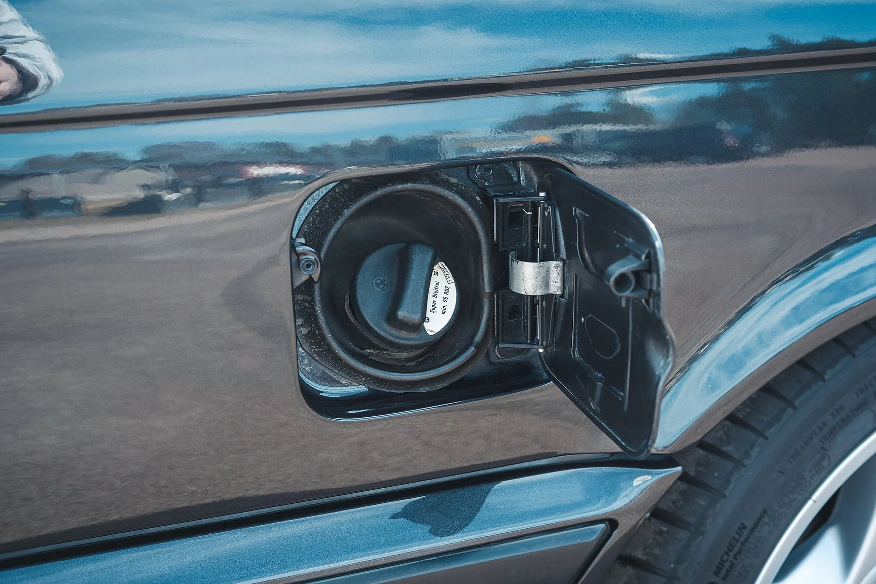 Exterior image of 1992 BMW M5 3.8 (43)