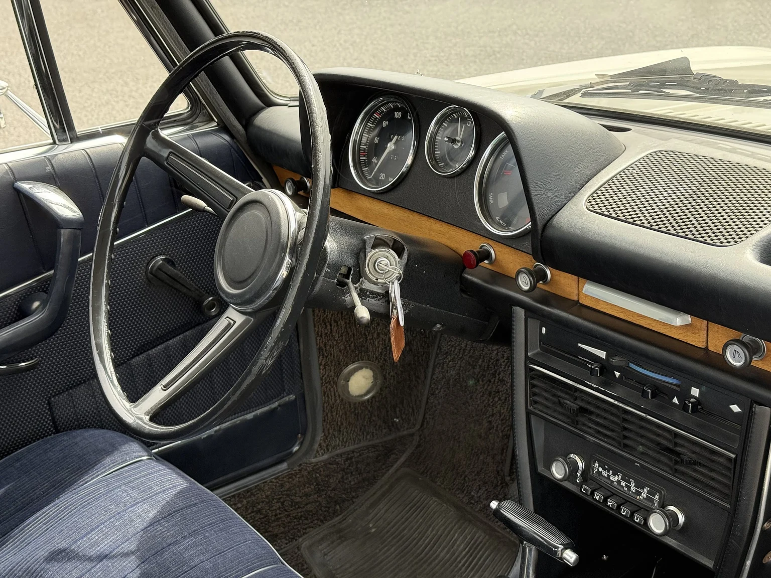 Innenraumfoto von 1970 BMW New Class 4-dörrars Sedan (9)