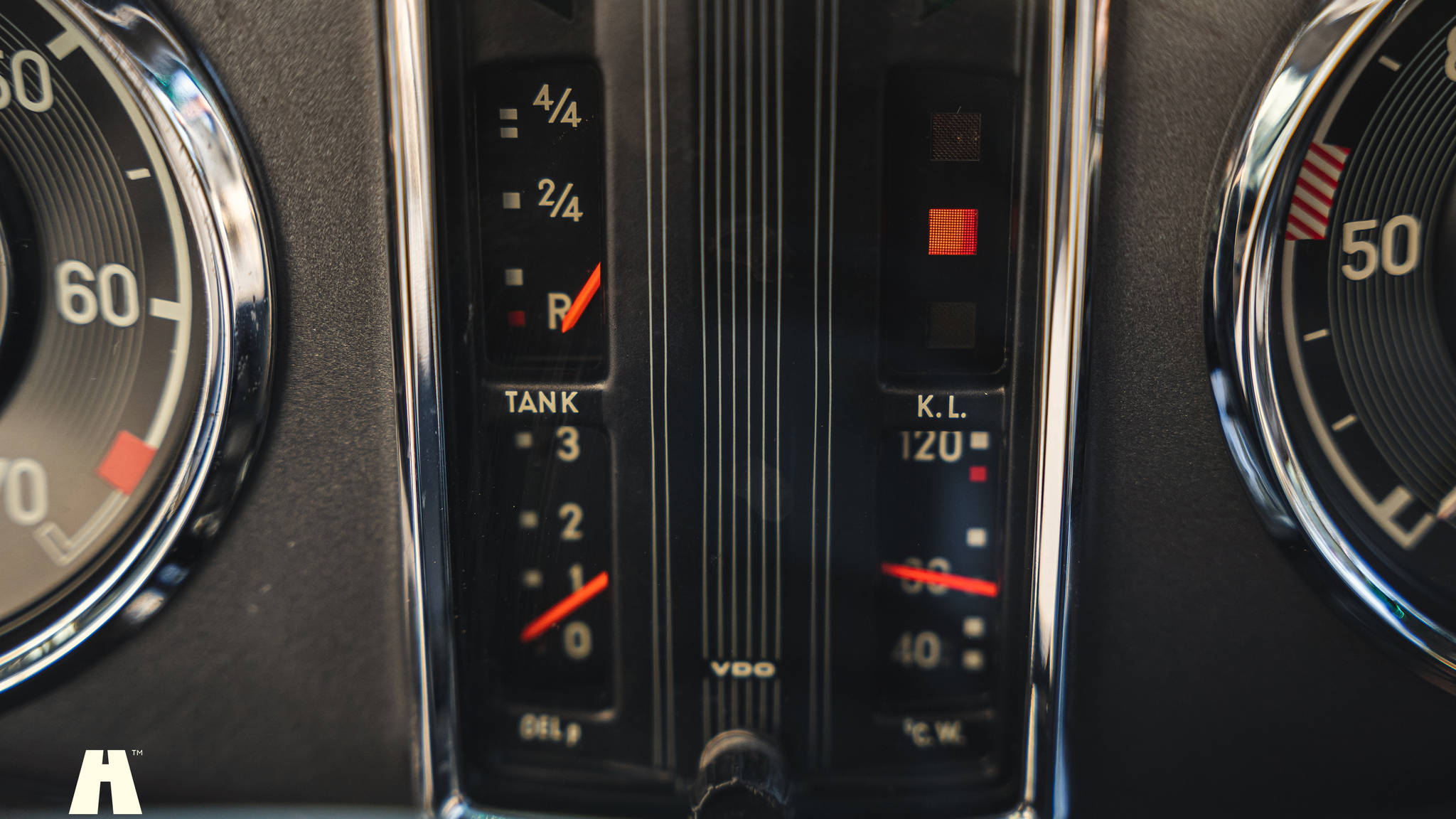 Interior image of 1970 Mercedes 280 SL Pagoda (36)