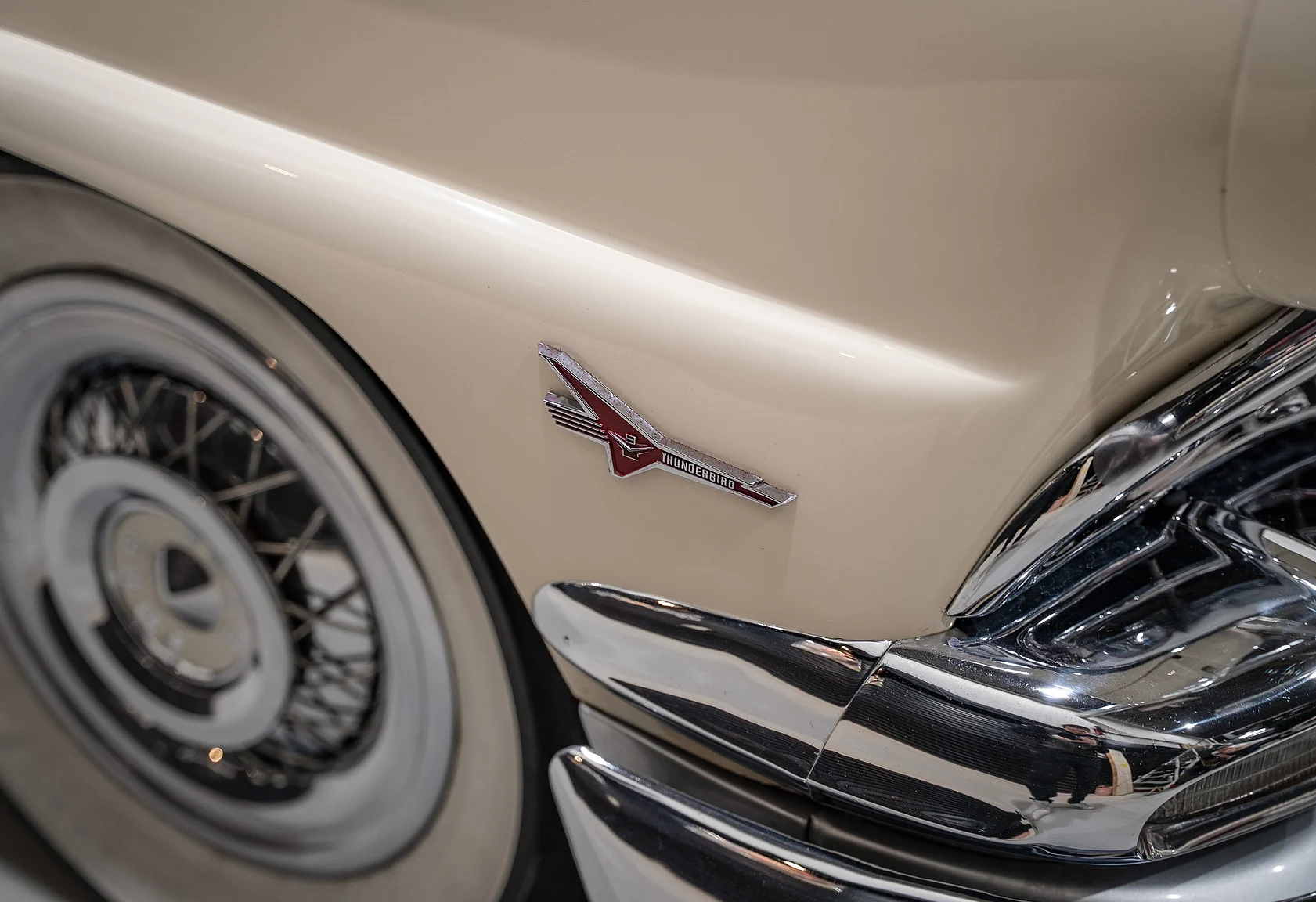 Exteriörbild på 1956 Ford Fairline Sunliner V8 (12)