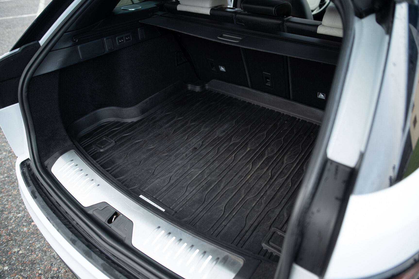 Interior image of 2018 Range Rover Velar D300 AWD HSE