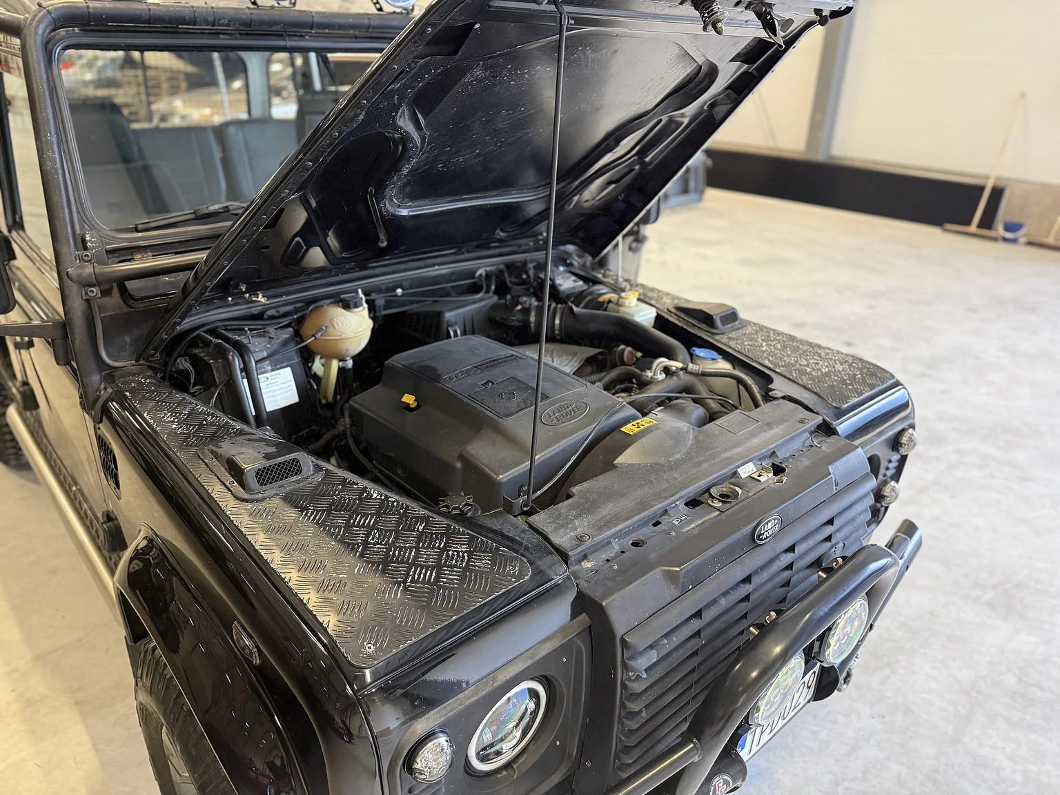 Image of 2000 Land Rover Defender 110 Tomb Raider (4) mechanics