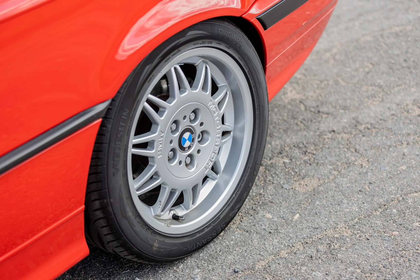 Exterior image of 1994 BMW 325i Convertible (29)