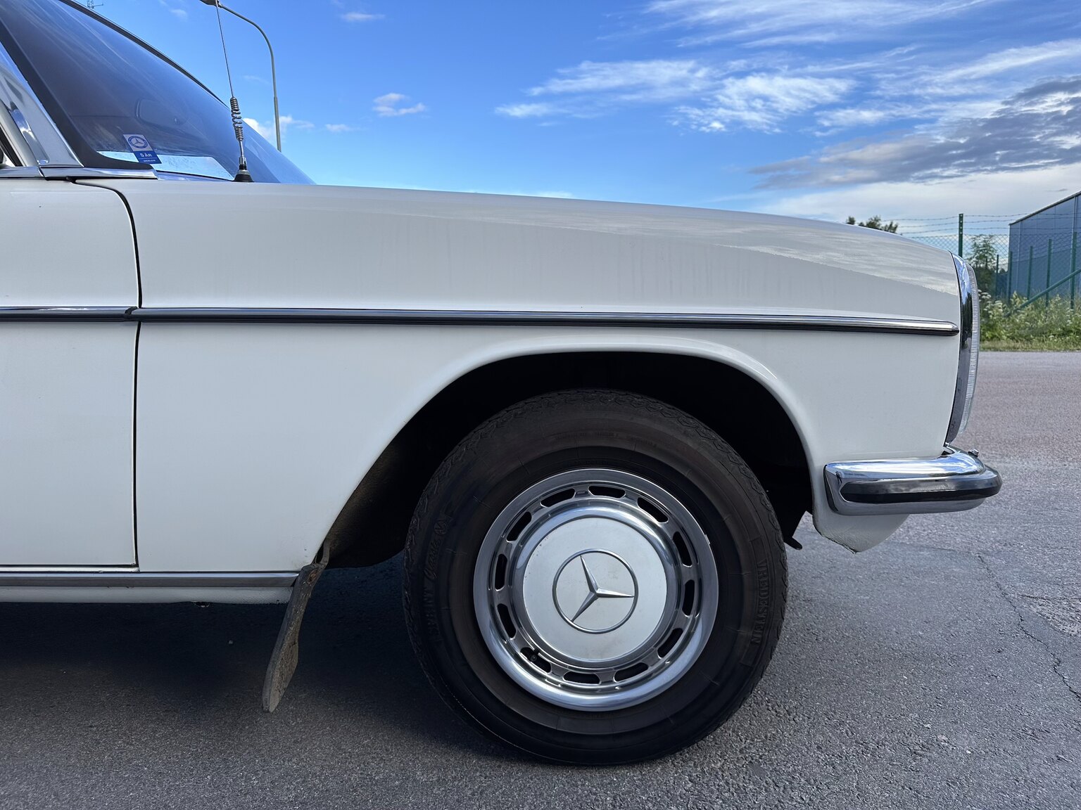 Exterior image of 1975 Mercedes Benz 200 (74)