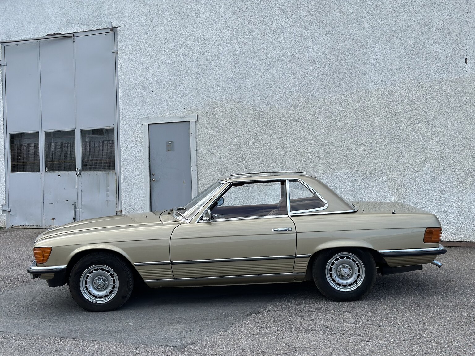 Exteriörbild på 1974 Mercedes benz 450 SL