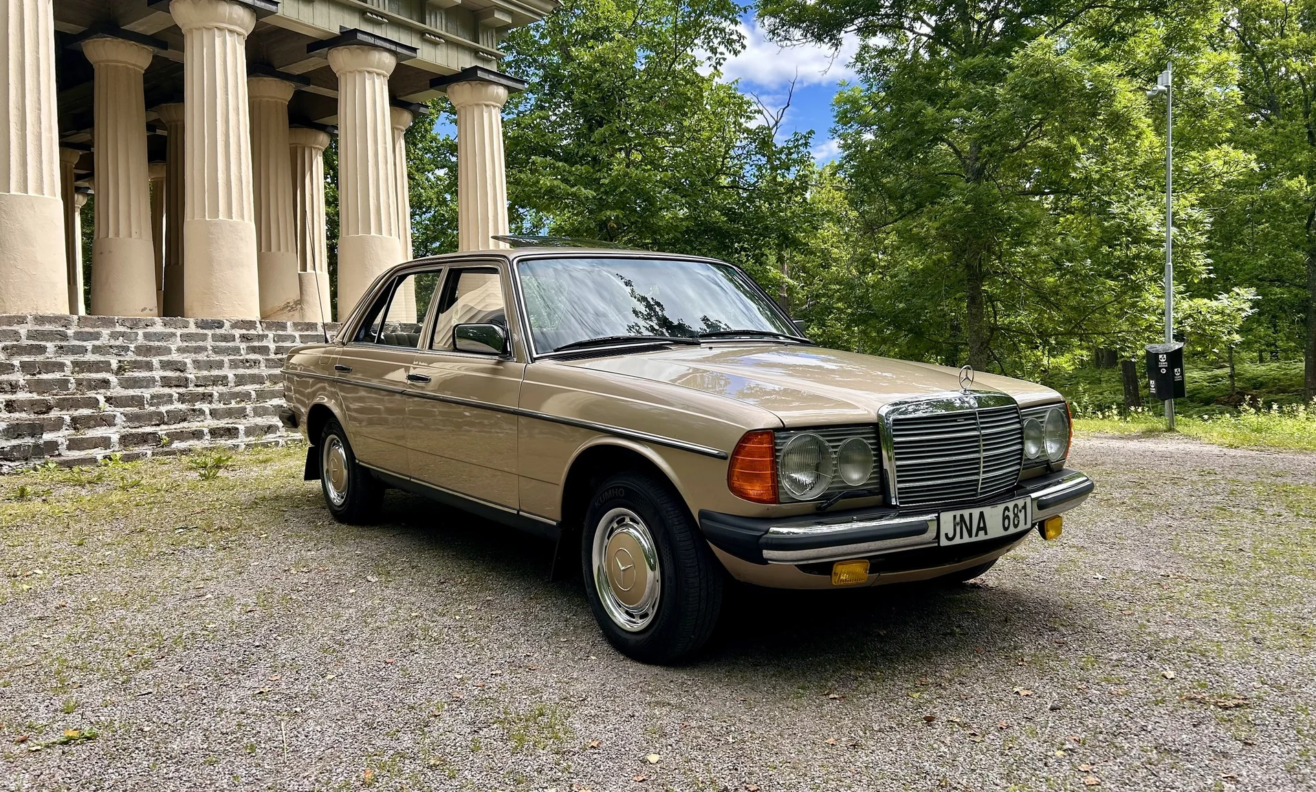 Exteriörbild på 1976 Mercedes-Benz 300 D (1)